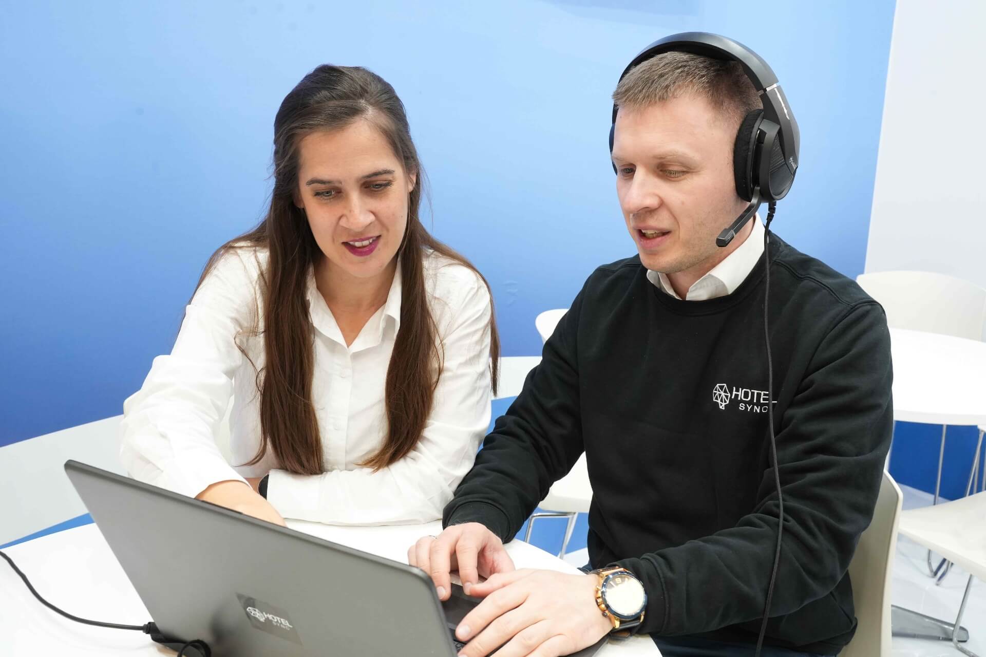 Equipo de soporte de HotelSync ayudando a un cliente